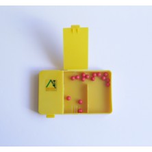 Caja dividida de plástico con 20 bolitas