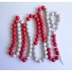 Cadena de 100 bolas blancas y rojas de madera reciclada  de  25 mm de diámetro